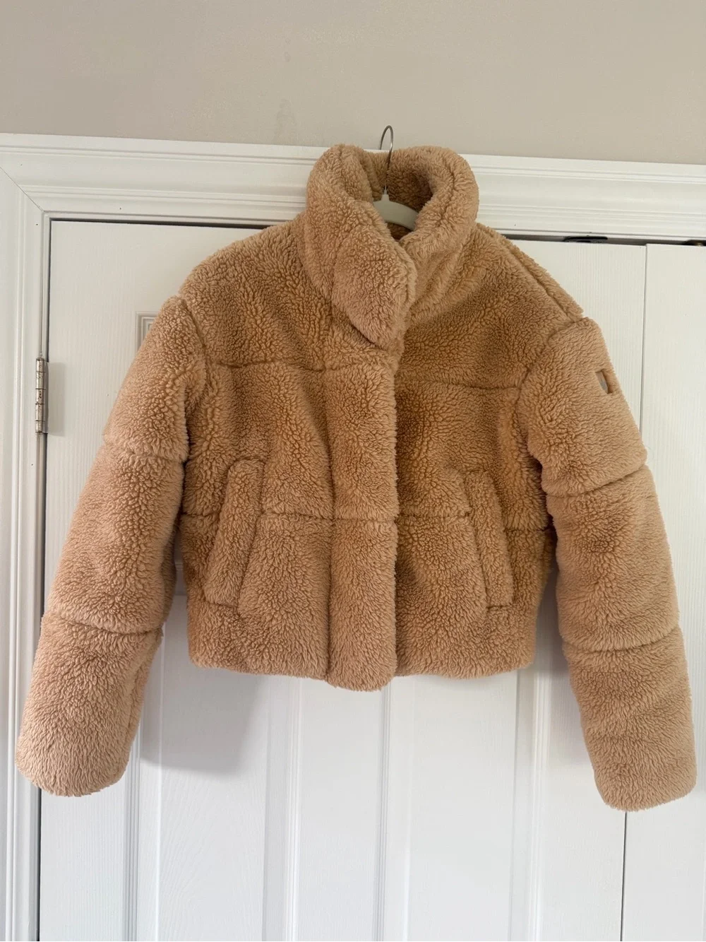 ALO Yoga Tan Sherpa Cropped Puffer Jacket - Picture 8 of 8